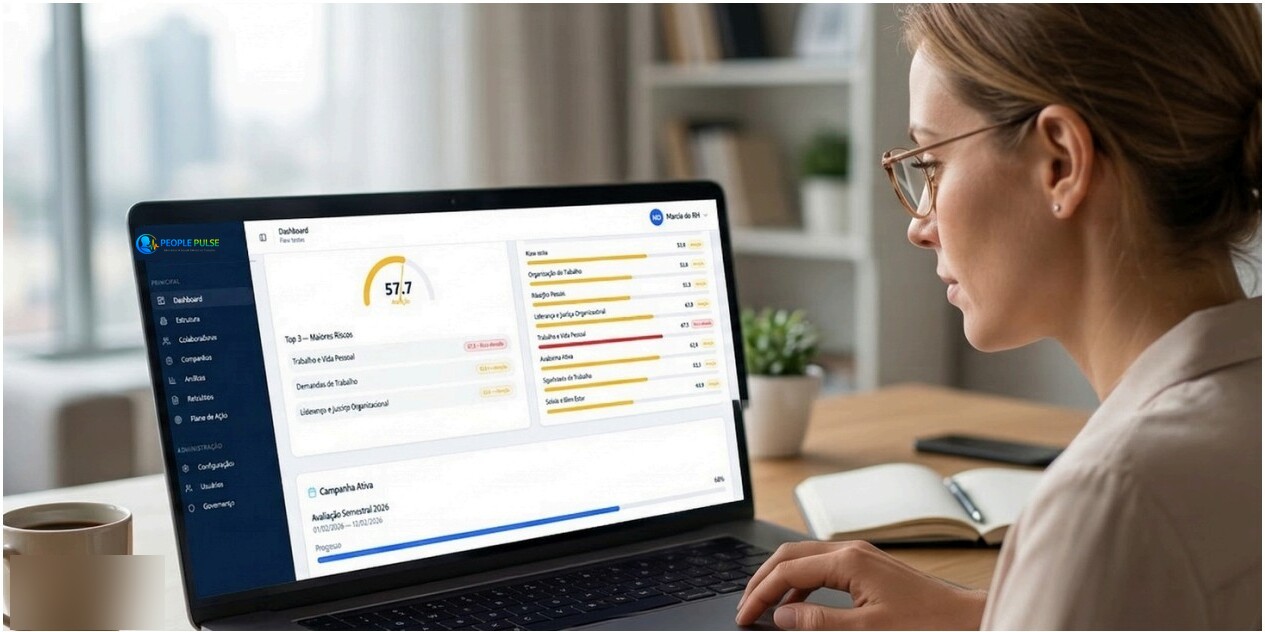 Gestora de RH analisando o dashboard do People Pulse